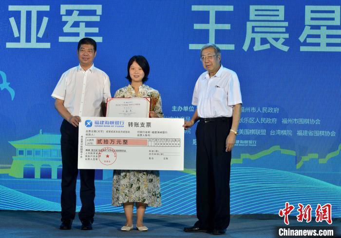 售楼小姐立刻非常恭敬的双手将卡还给叶辰，惶恐不已的说：叶先生，真对不起，我不知道您是尊贵的a05栋业主，刚才的事情还请您多多原谅。